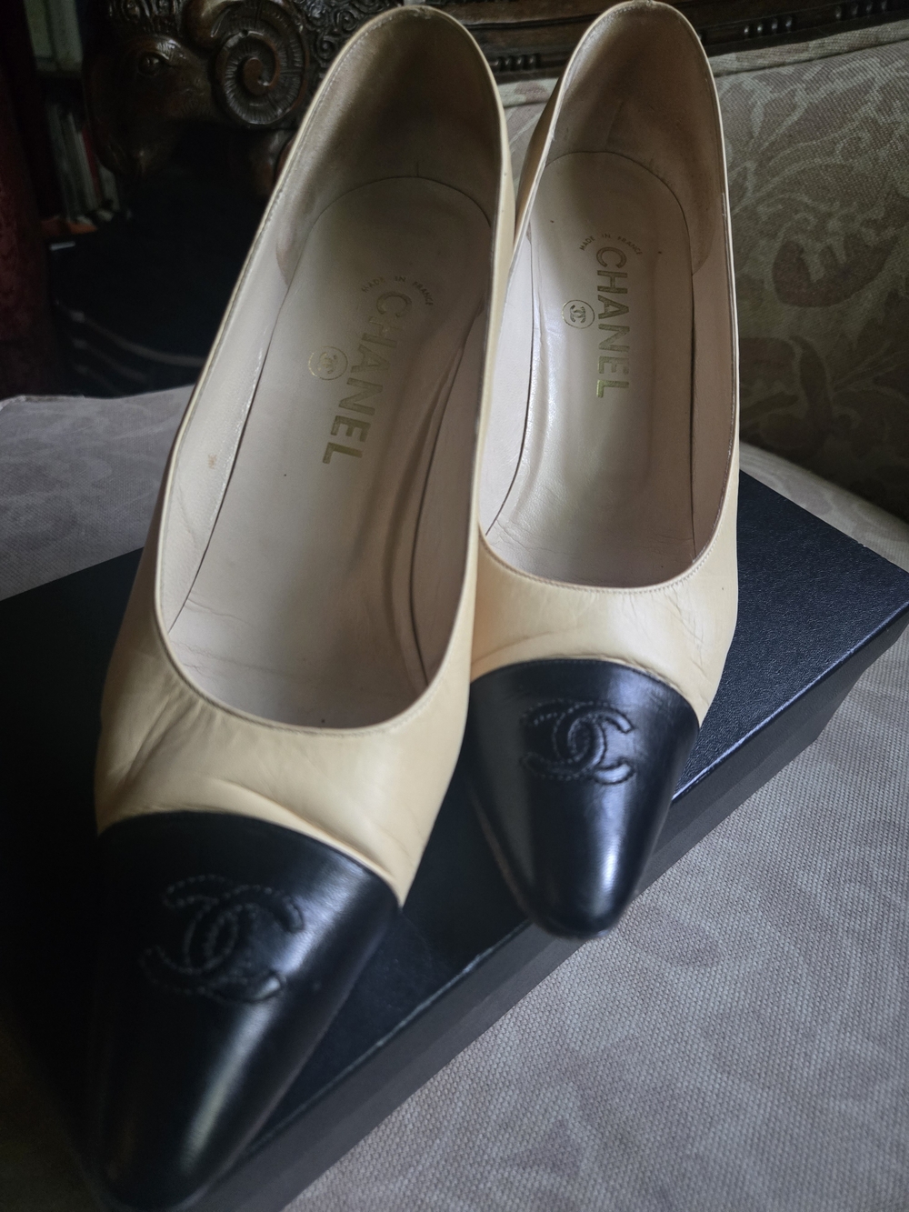 CHANEL Chic Two-Tone Beige and Black Cap-Toe Leather Pumps - Picture 5 of 16